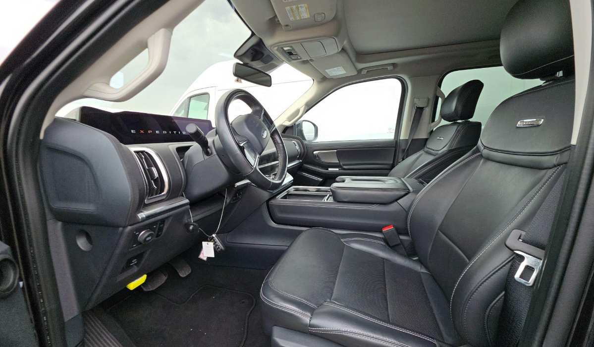 Certified 2025 Ford Expedition Platinum AWD/4WD image 2