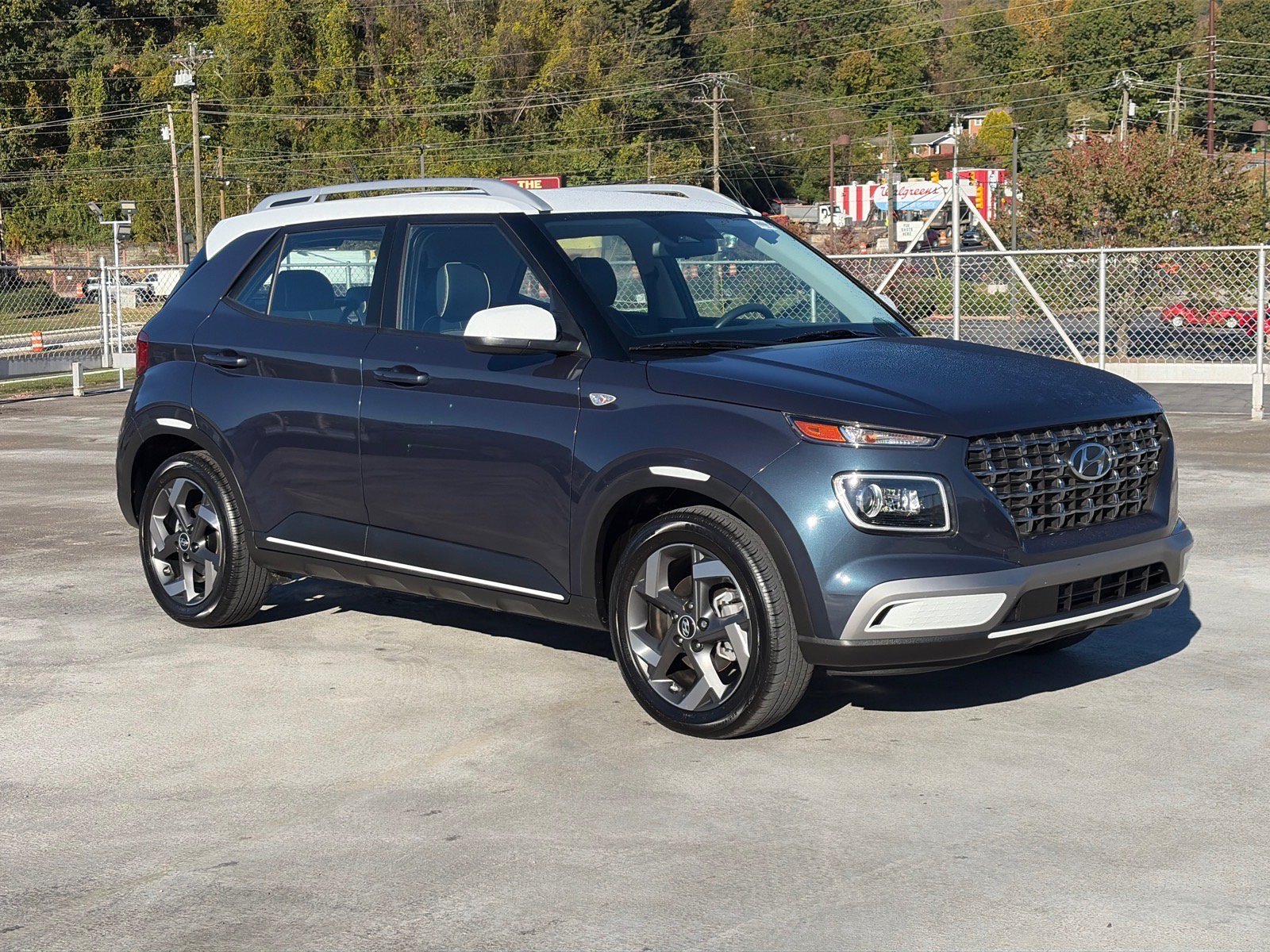 Used 2025 Hyundai Venue Limited FWD image 1
