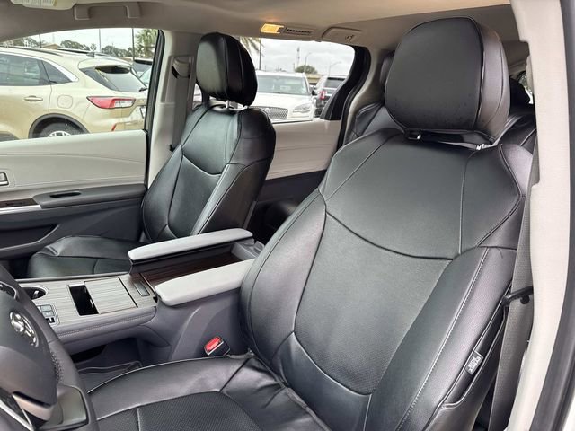 Used 2024 Toyota Sienna XLE image 17