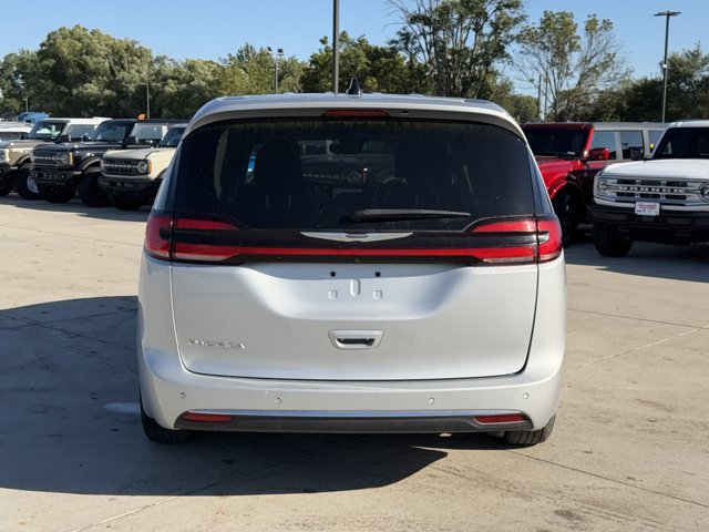 Used 2024 Chrysler Pacifica Touring-L FWD image 5