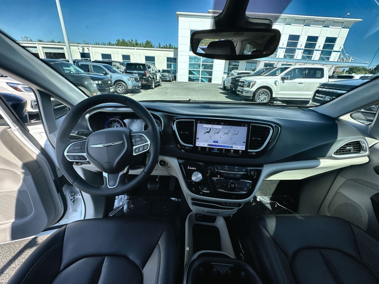 Used 2024 Chrysler Pacifica Touring-L FWD image 31