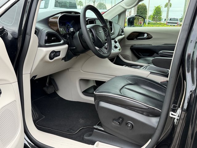 Used 2023 Chrysler Pacifica Limited AWD/4WD image 15
