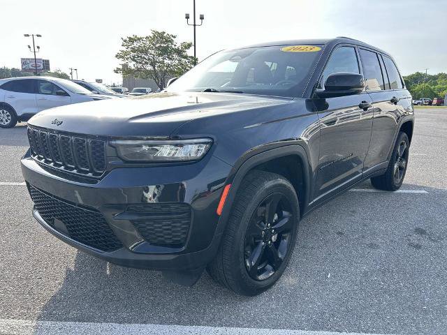 Used 2023 Jeep Grand Cherokee Altitude AWD/4WD image 7