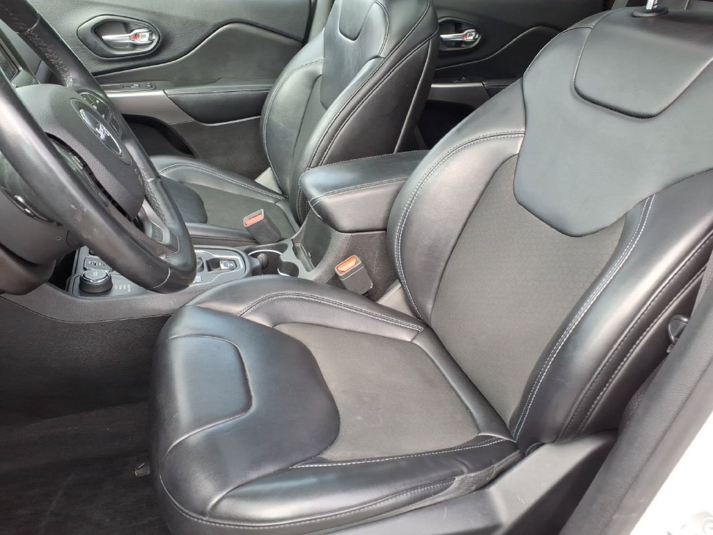 Used 2019 Jeep Cherokee Latitude Plus w/ Comfort/Convenience Group AWD/4WD image 13