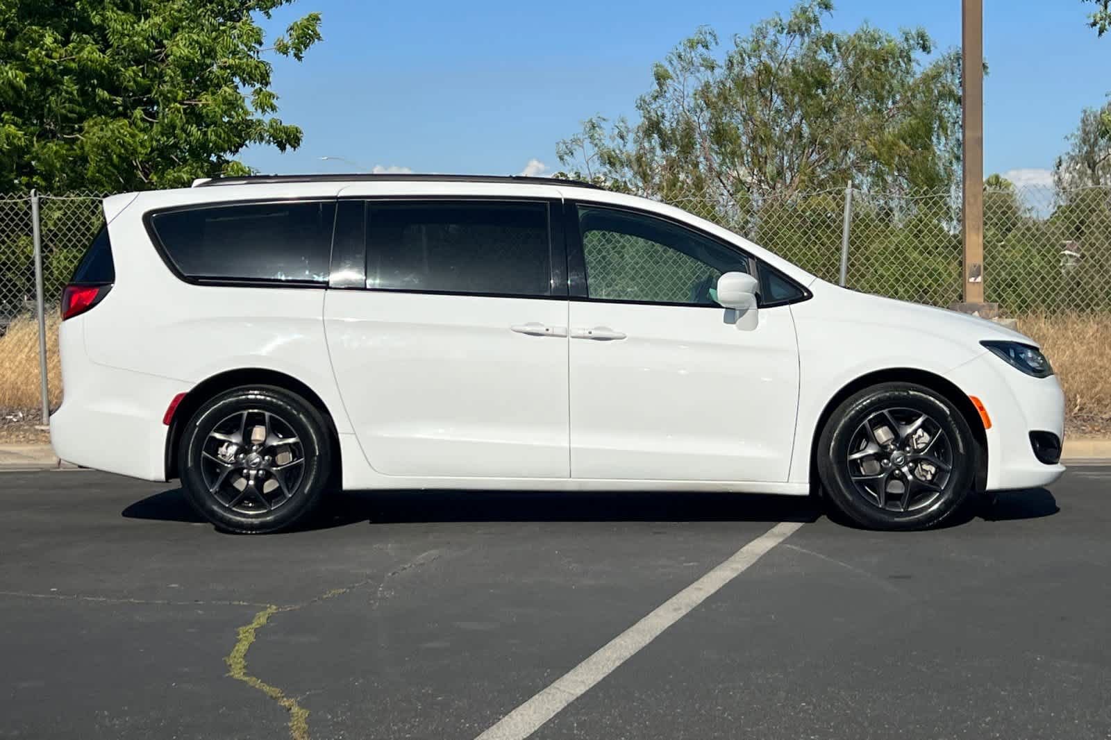 Used 2020 Chrysler Pacifica Touring-L Plus w/ S Appearance Package FWD image 8