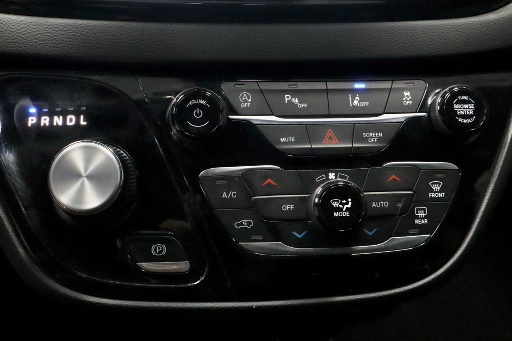 Used 2025 Chrysler Pacifica Select FWD image 30