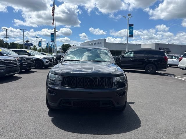 Used 2018 Jeep Grand Cherokee Laredo AWD/4WD image 2