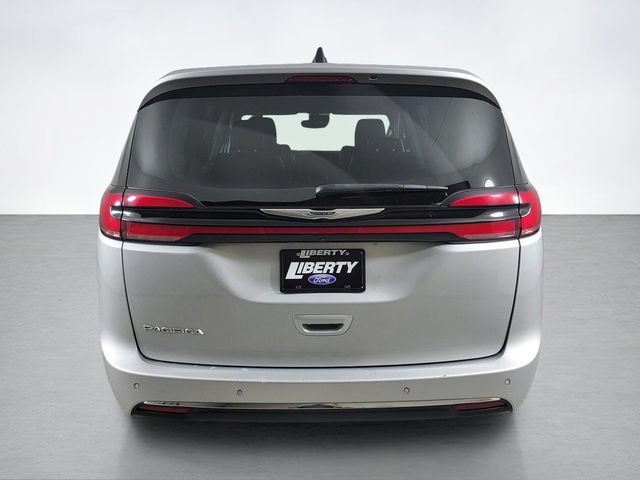 Used 2024 Chrysler Pacifica Touring-L FWD image 4