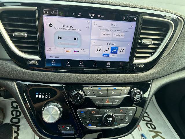 Used 2025 Chrysler Pacifica Select FWD image 8