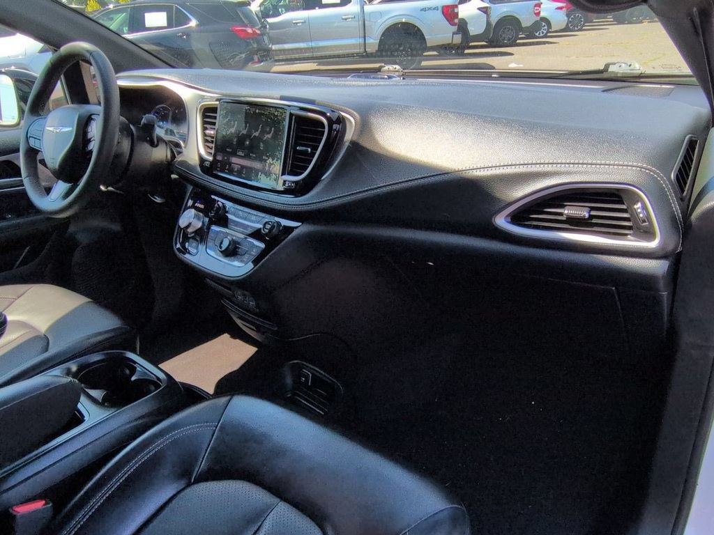 Used 2024 Chrysler Pacifica Limited FWD image 30