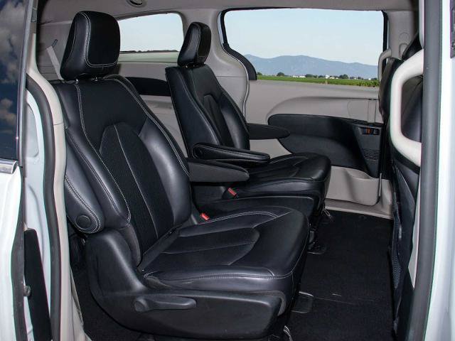 Used 2023 Chrysler Pacifica Touring-L FWD image 18