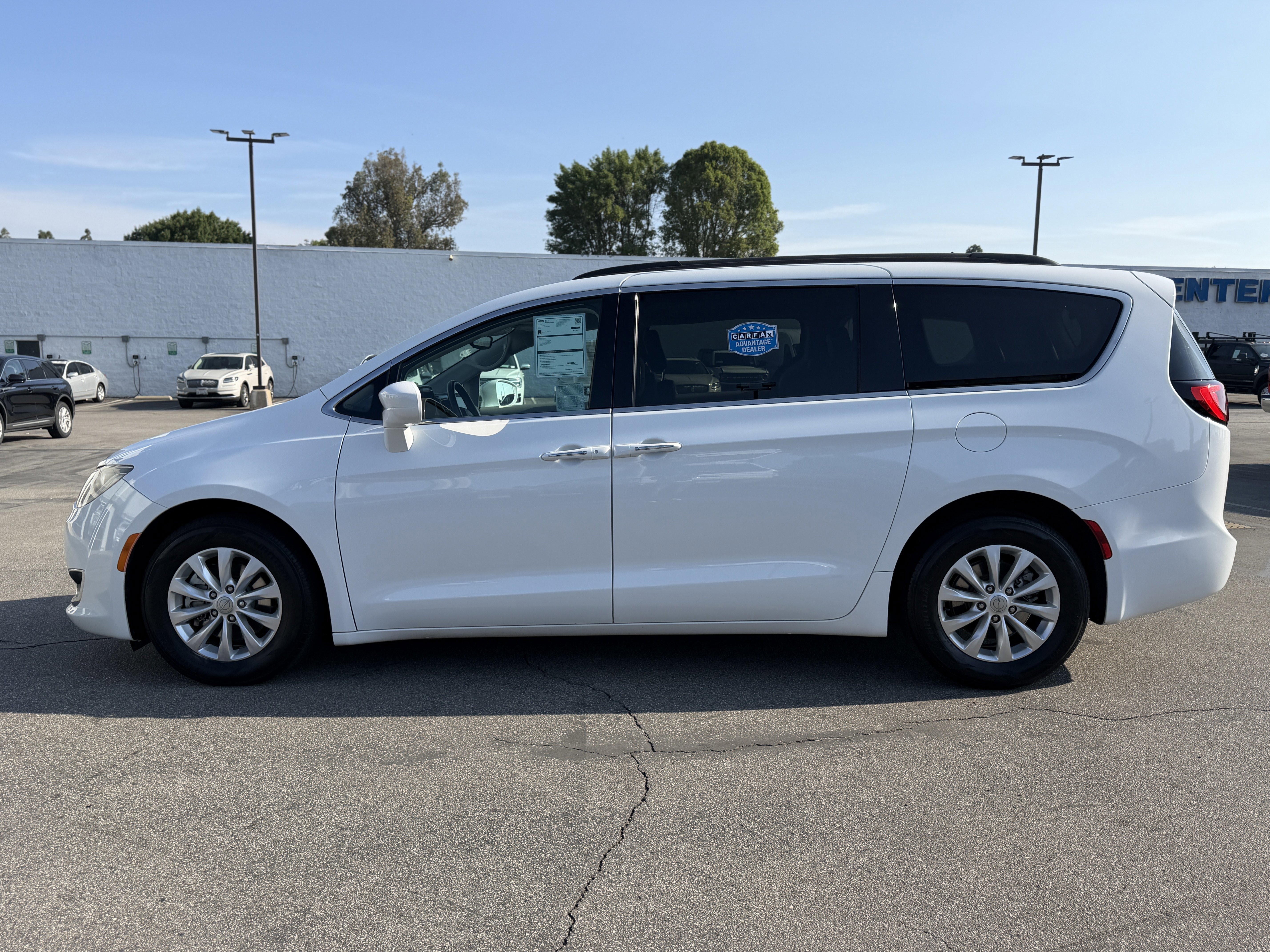 Used 2017 Chrysler Pacifica Touring-L image 2
