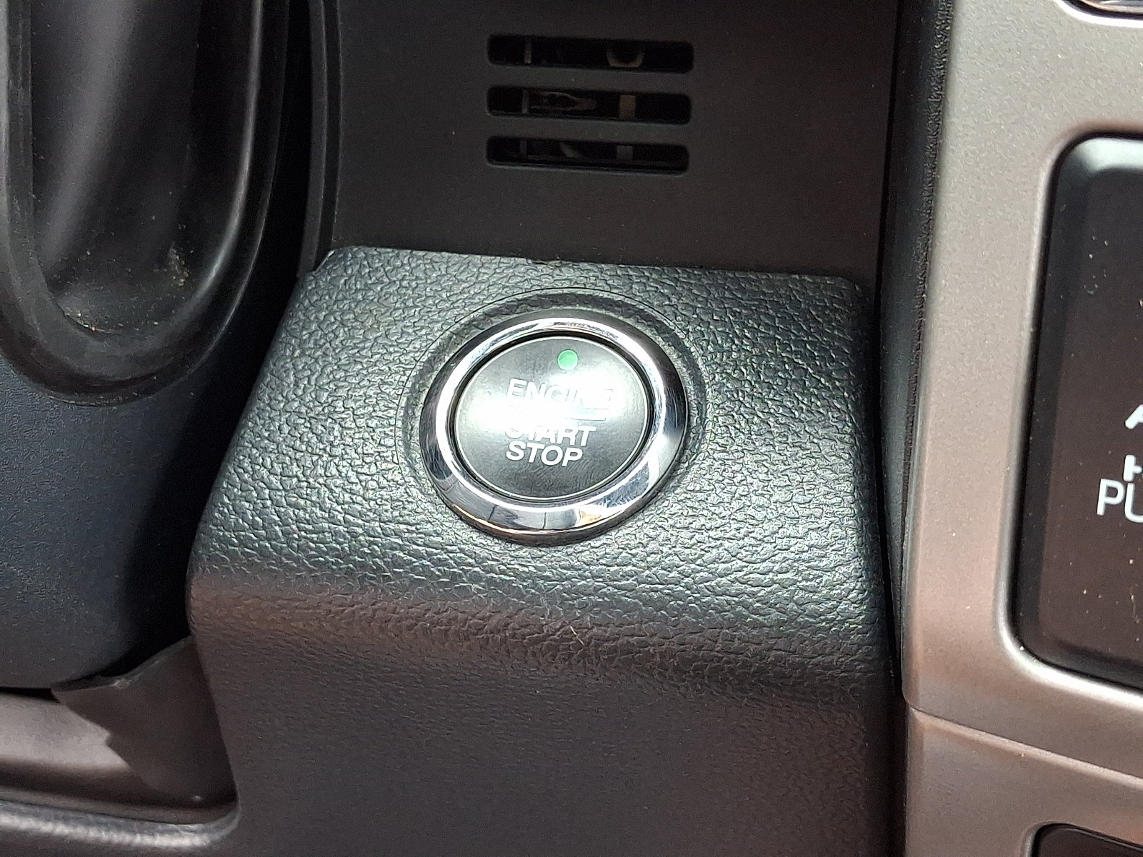 Certified 2022 Ford F350 Lariat w/ Tremor Off-Road Package AWD/4WD image 31