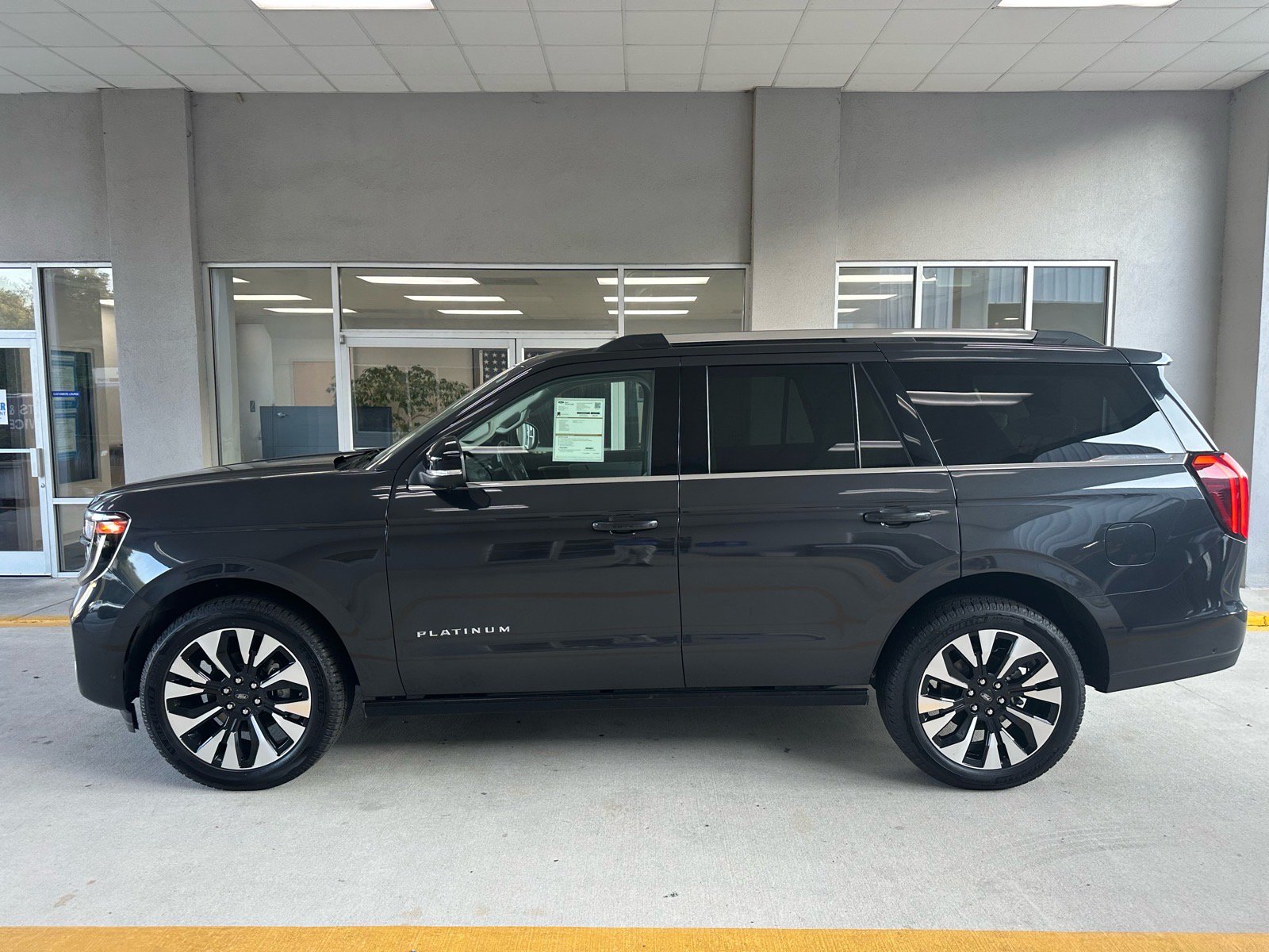 Certified 2025 Ford Expedition Platinum w/ Driver's Package AWD/4WD image 4
