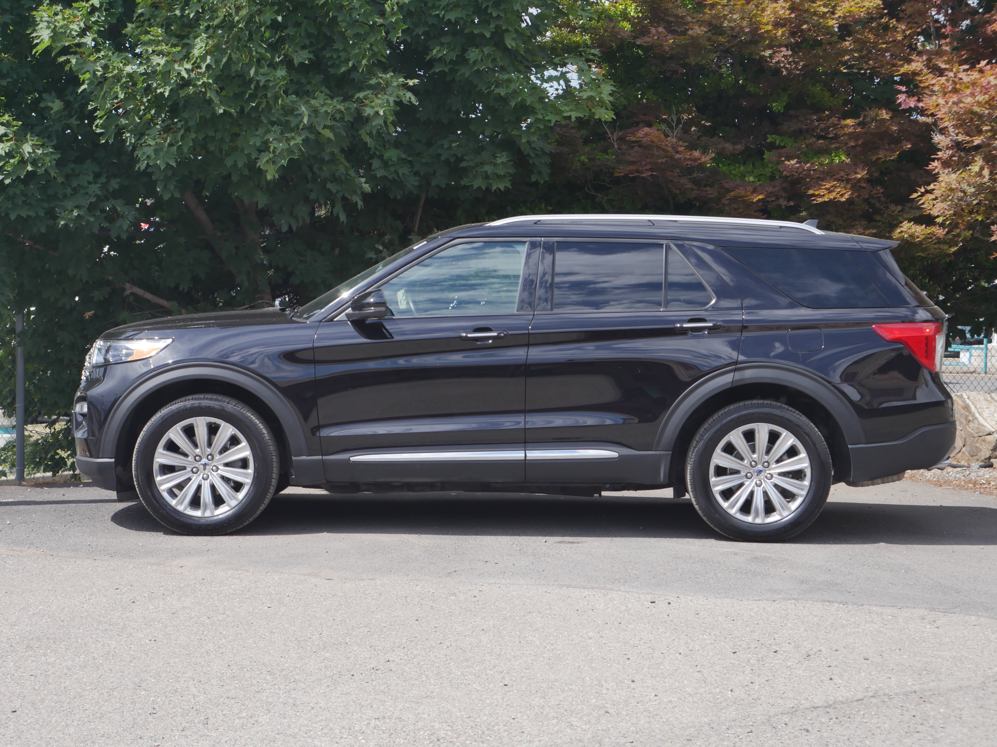 Certified 2024 Ford Explorer Limited w/ Limited Technology Package AWD/4WD image 16