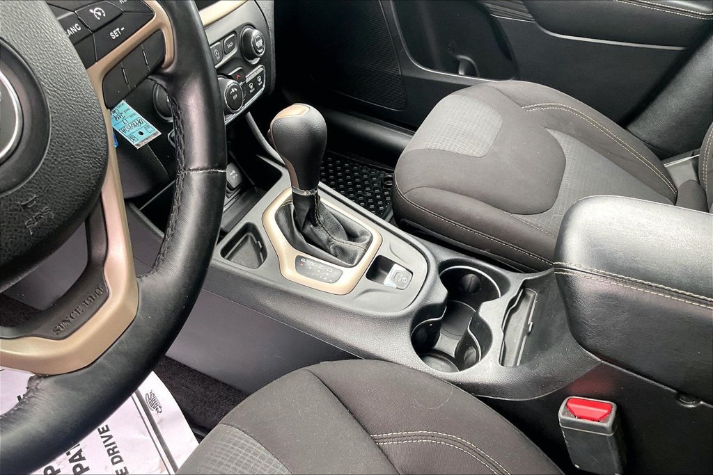 Used 2017 Jeep Cherokee Latitude w/ Safety/Convenience Group FWD image 16