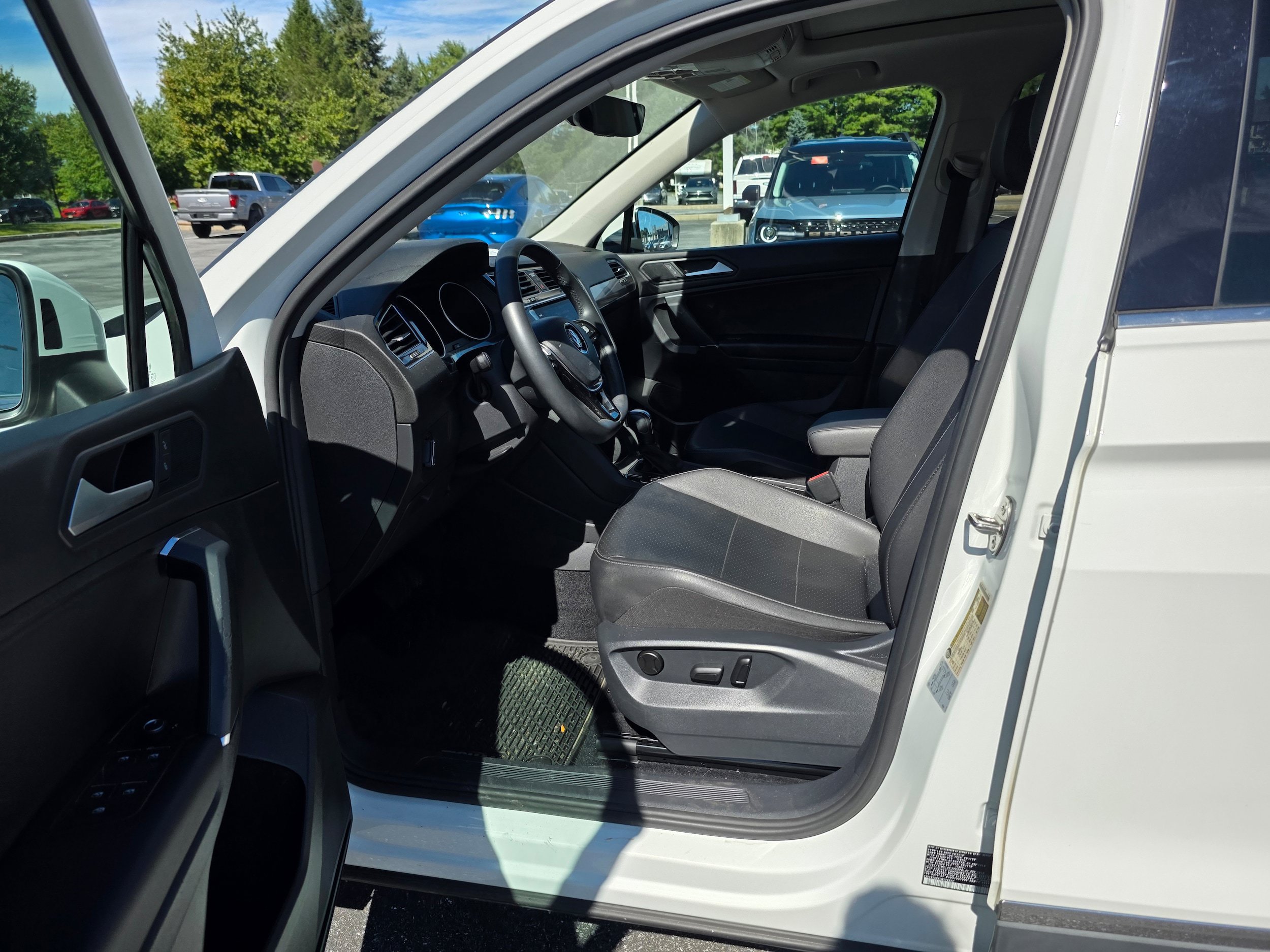 Used 2020 Volkswagen Tiguan SE w/ Panoramic Sunroof Package AWD/4WD image 20
