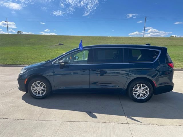 Used 2024 Chrysler Pacifica Touring-L FWD image 7