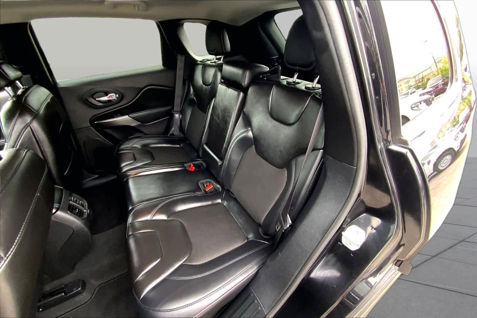 Used 2020 Jeep Cherokee Latitude Plus FWD image 18