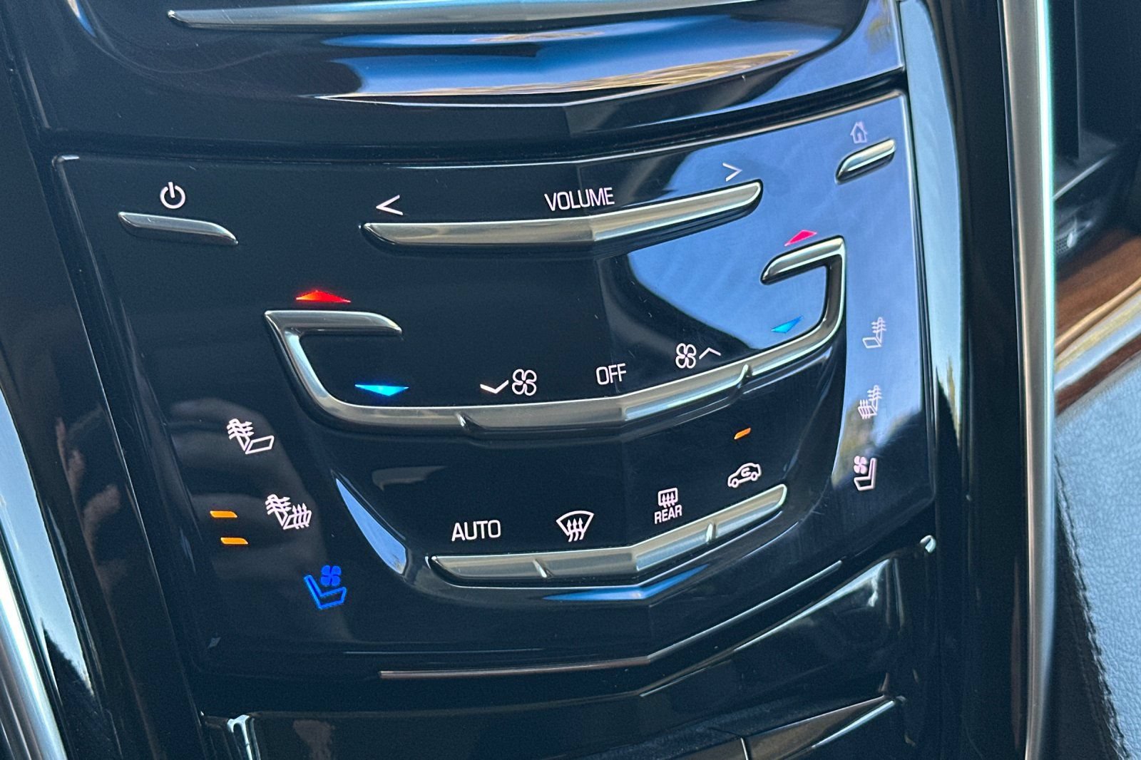 Used 2018 Cadillac Escalade Premium Luxury AWD/4WD image 29