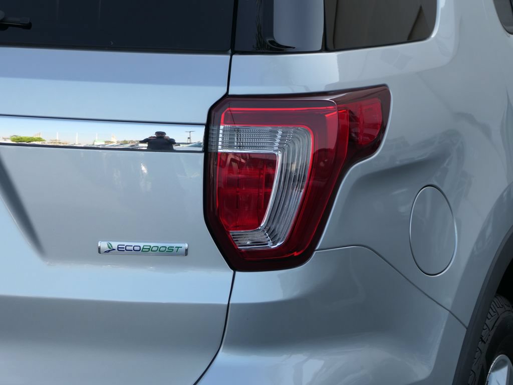 Certified 2018 Ford Explorer XLT w/ Equipment Group 201A FWD image 5