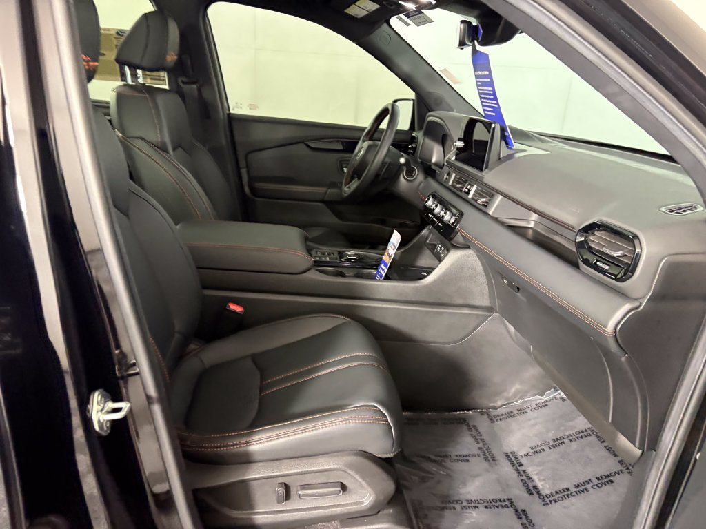 Used 2025 Honda Pilot TrailSport image 39