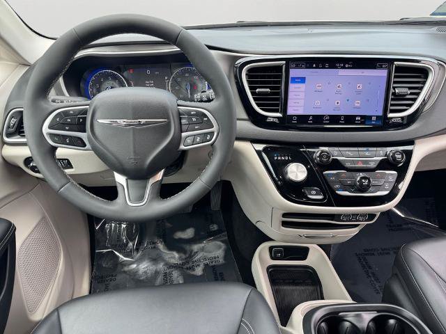 Used 2024 Chrysler Pacifica Touring-L FWD image 11