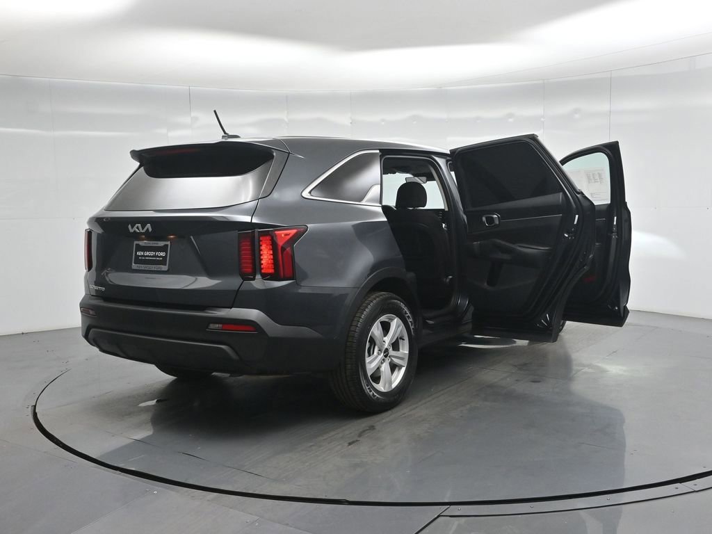 Used 2023 Kia Sorento LX image 36