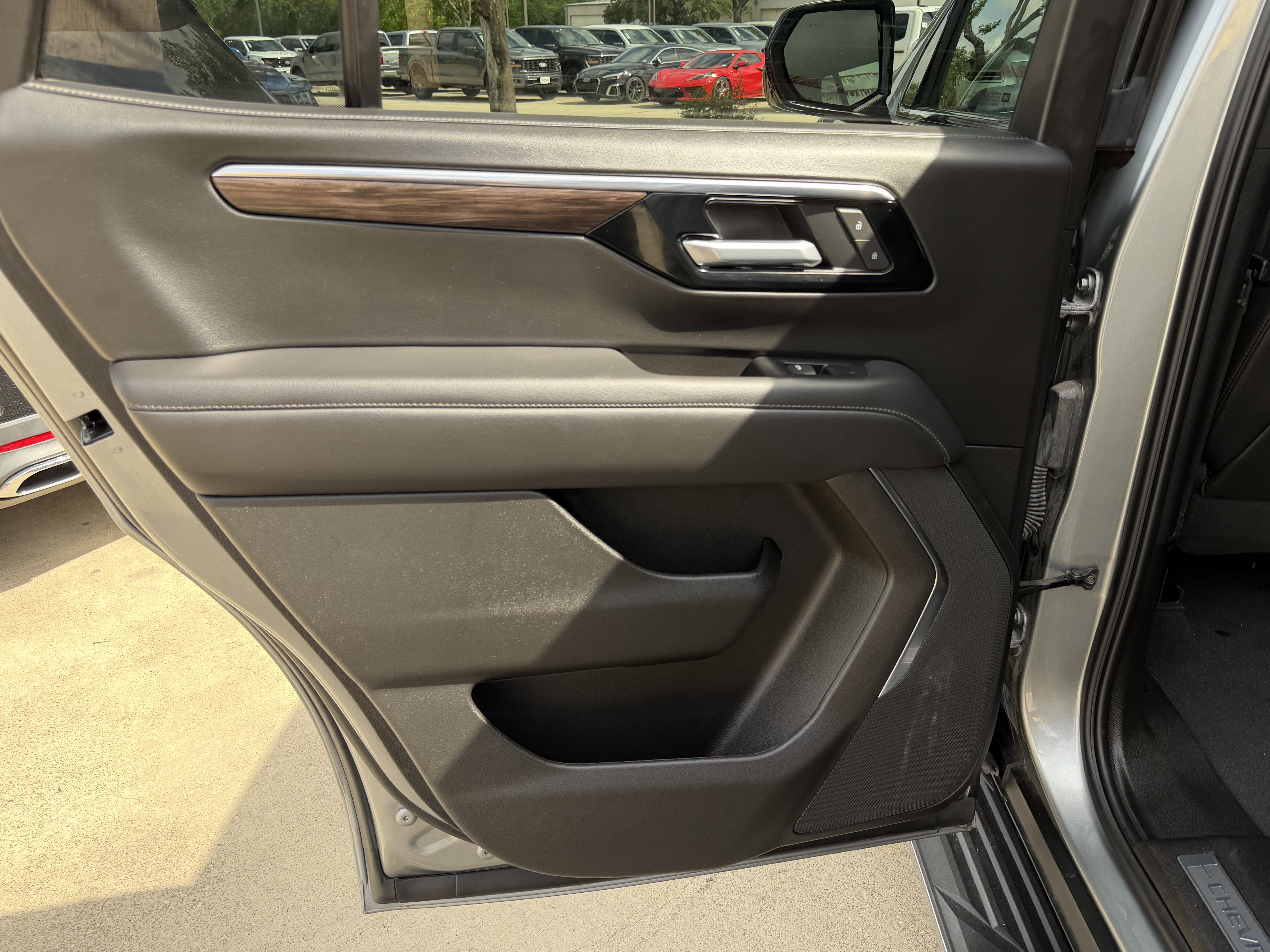 Used 2025 Chevrolet Tahoe LT AWD/4WD image 16
