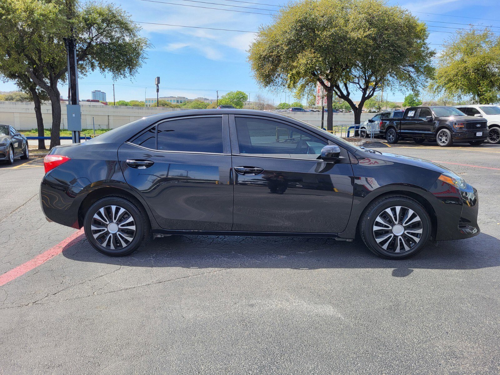 Used 2019 Toyota Corolla LE image 2