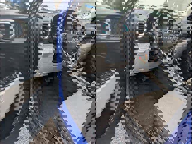 Used 2023 Hyundai Venue SEL image 6