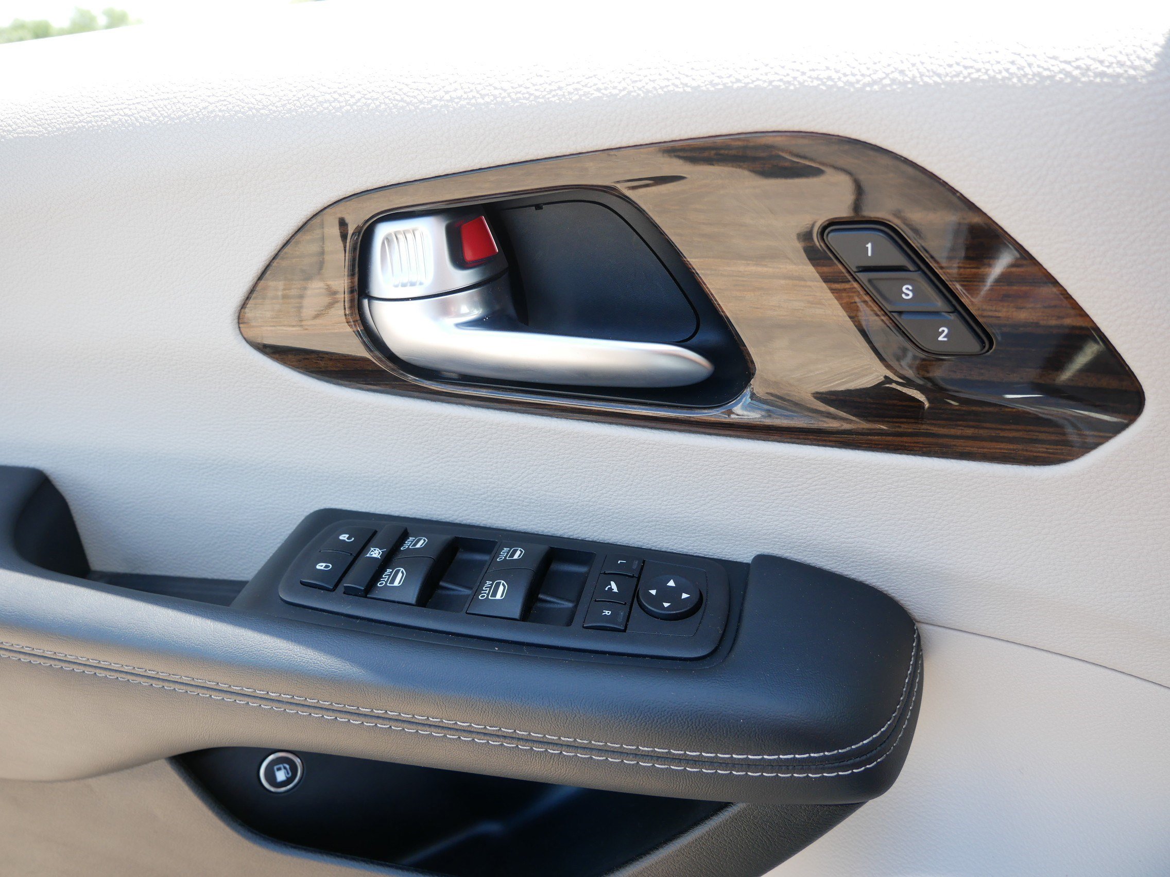Used 2023 Chrysler Pacifica Limited FWD image 27