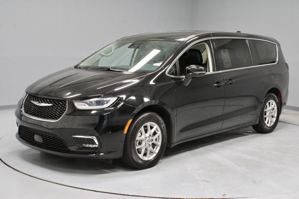 Used 2024 Chrysler Pacifica Touring-L FWD image 8