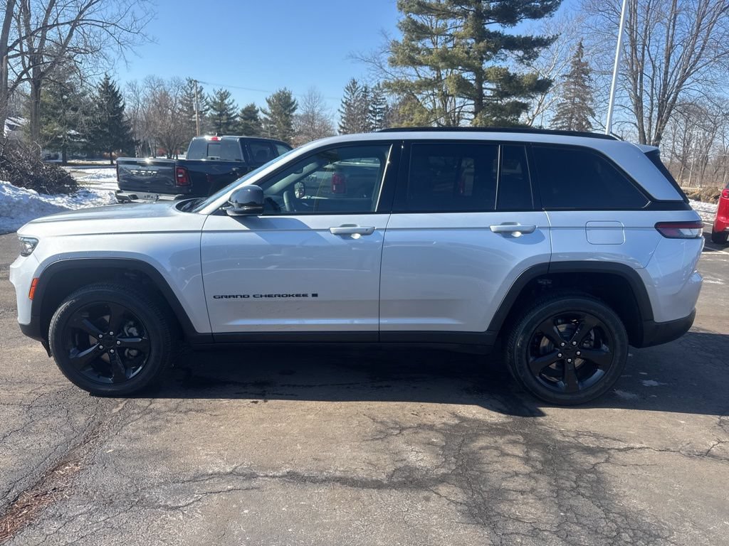 Used 2024 Jeep Grand Cherokee Altitude AWD/4WD image 14