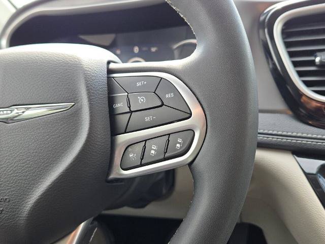 Used 2023 Chrysler Pacifica Touring-L FWD image 30