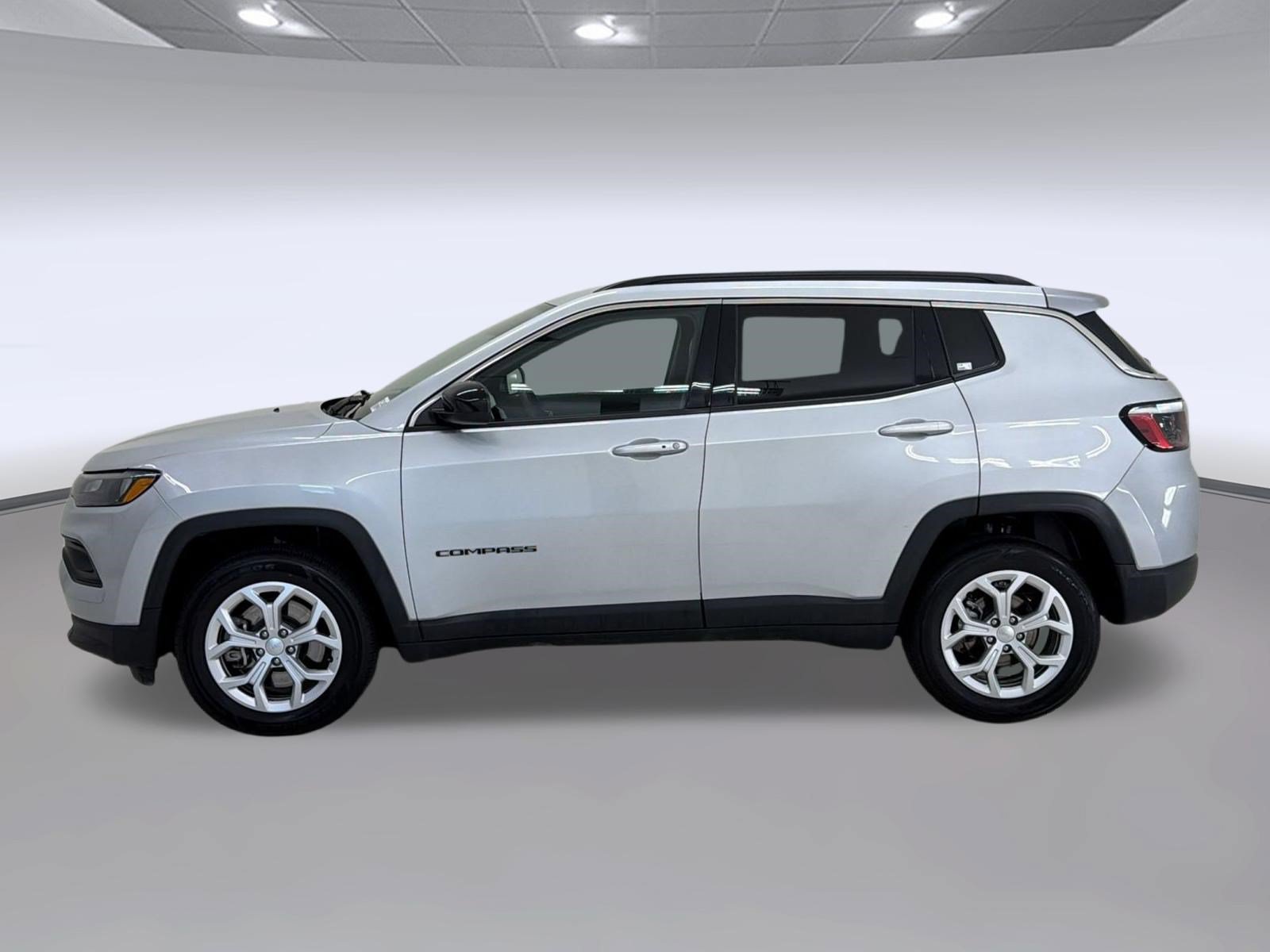 Used 2024 Jeep Compass Latitude AWD/4WD image 2