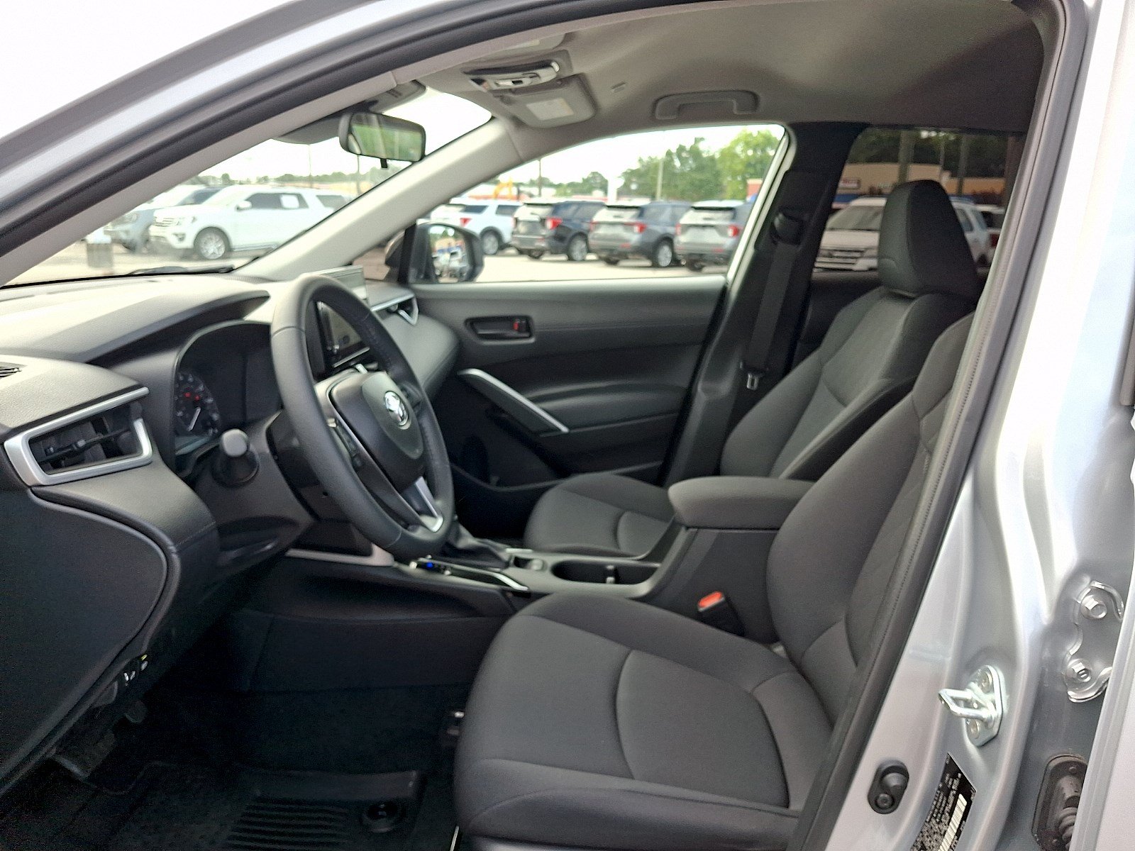 Used 2025 Toyota Corolla Cross LE FWD image 12