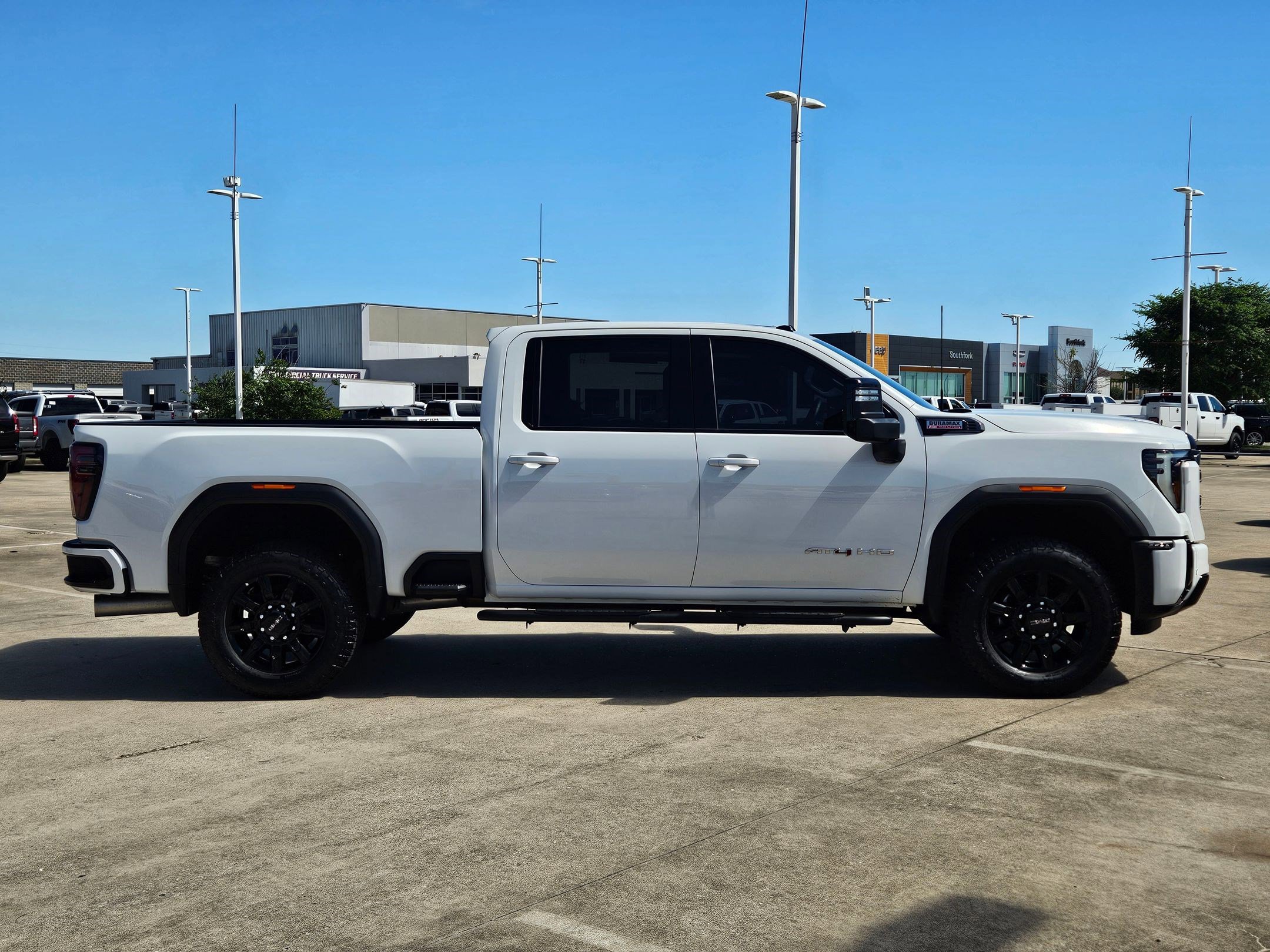 Used 2025 GMC Sierra 2500 AT4 AWD/4WD image 2