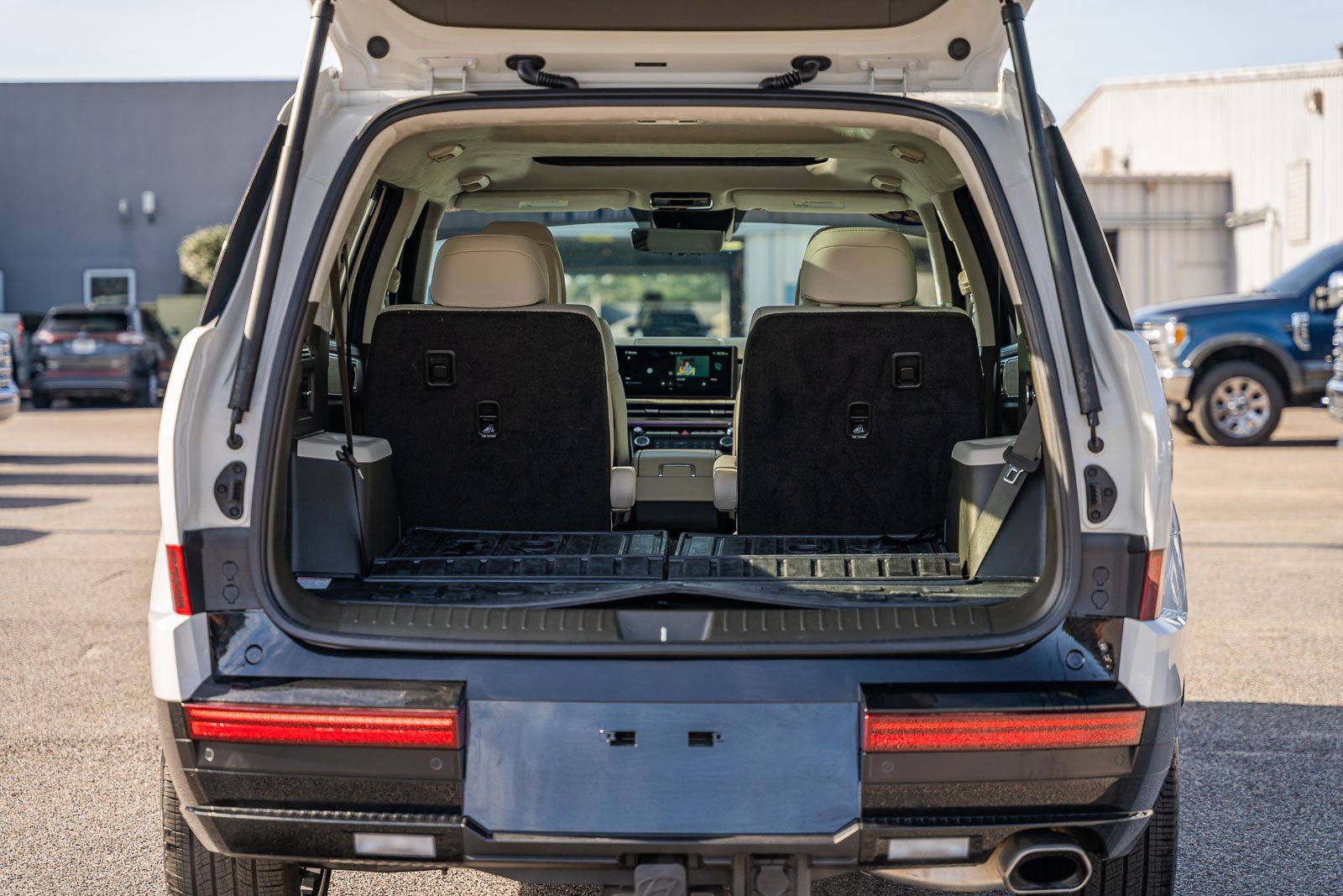 Used 2025 Hyundai Santa Fe Calligraphy w/ Tow & Go Package image 26