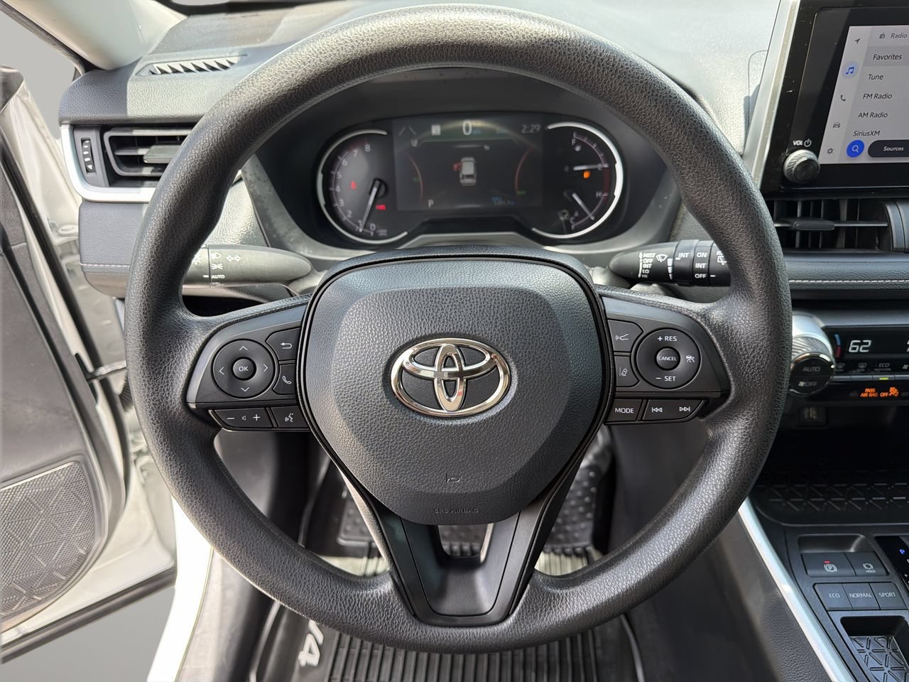 Used 2024 Toyota RAV4 XLE FWD image 27