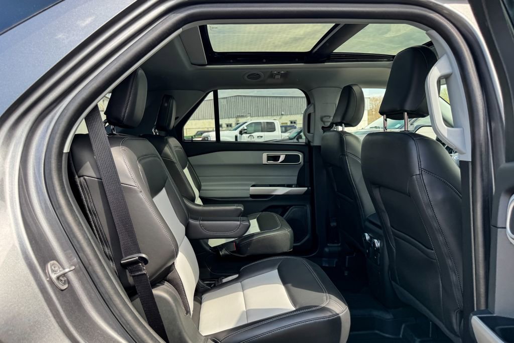 Certified 2022 Ford Explorer XLT w/ Equipment Group 202A AWD/4WD image 15