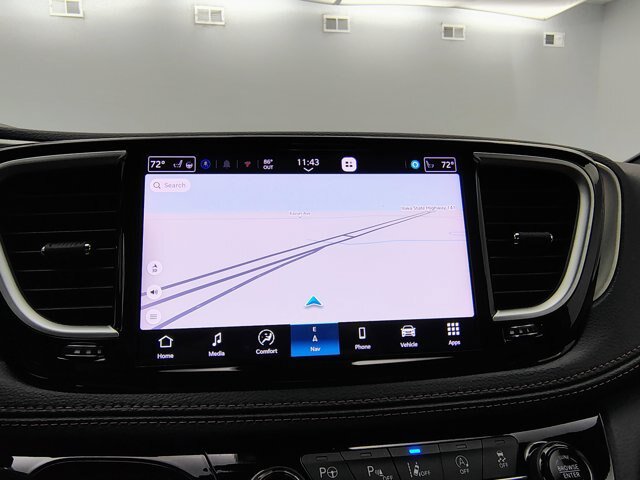 Used 2024 Chrysler Pacifica Pinnacle FWD image 3