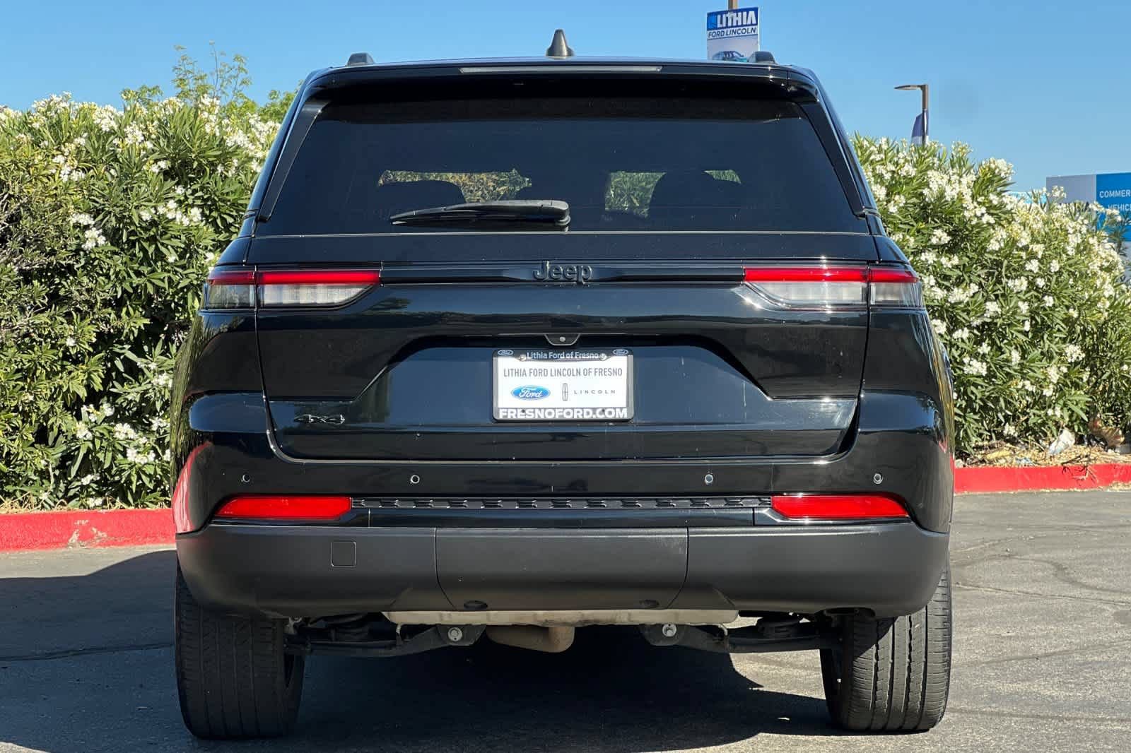 Used 2023 Jeep Grand Cherokee Altitude AWD/4WD image 7