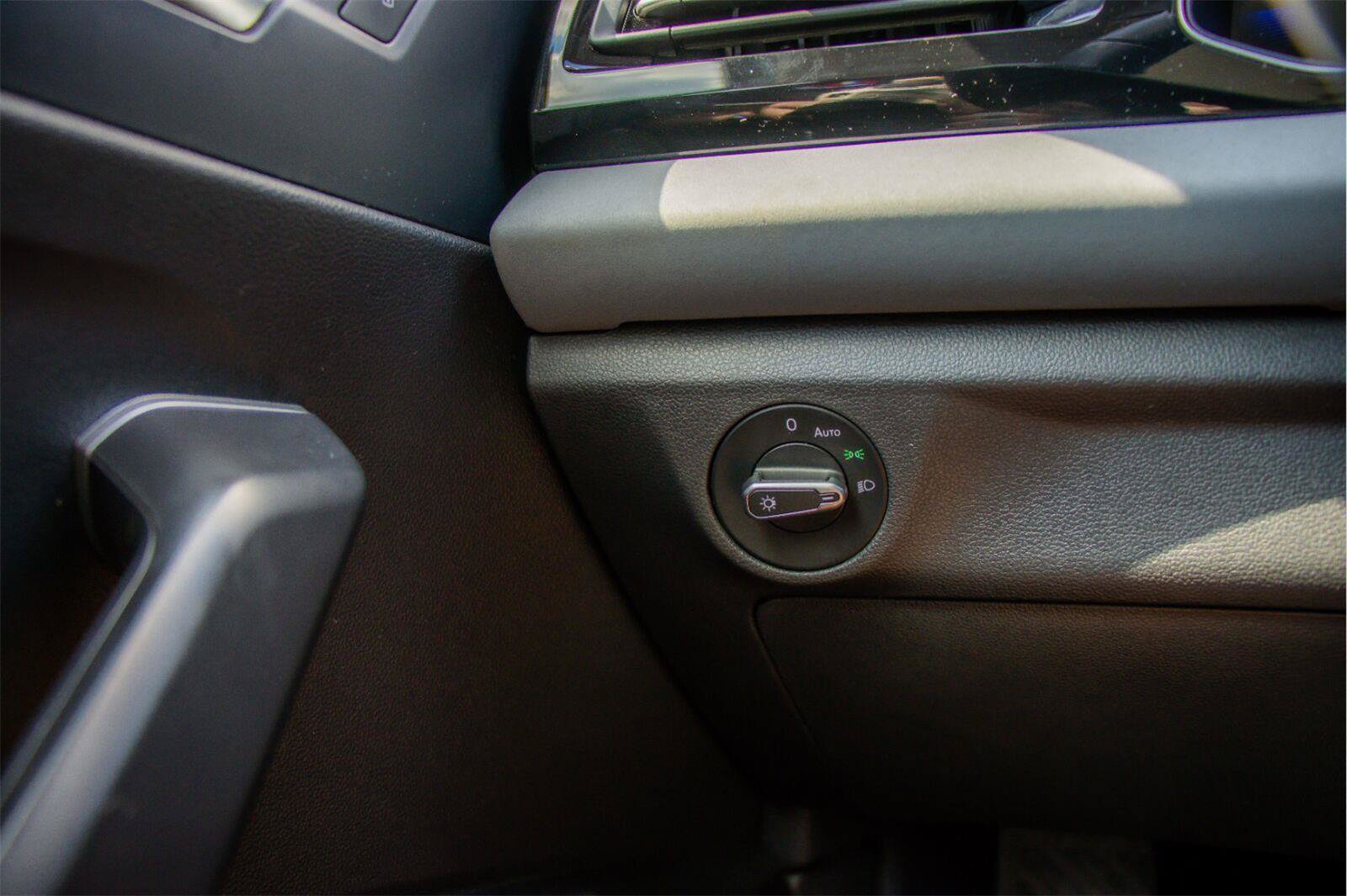 Used 2025 Volkswagen Jetta SE FWD image 18