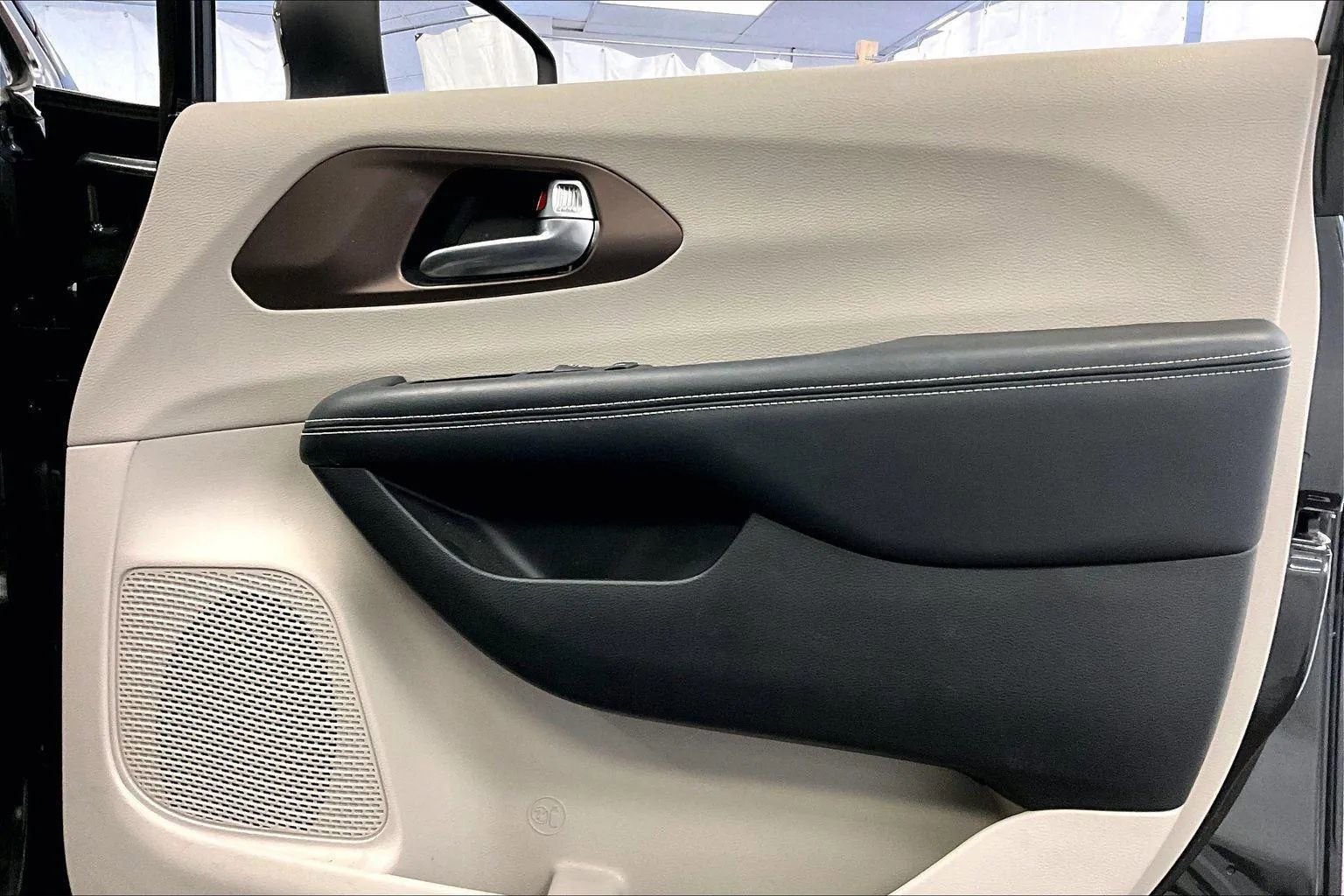 Used 2022 Chrysler Voyager LX image 23