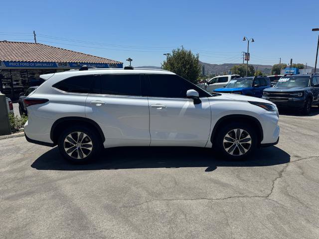 Used 2025 Toyota Highlander XLE FWD image 2