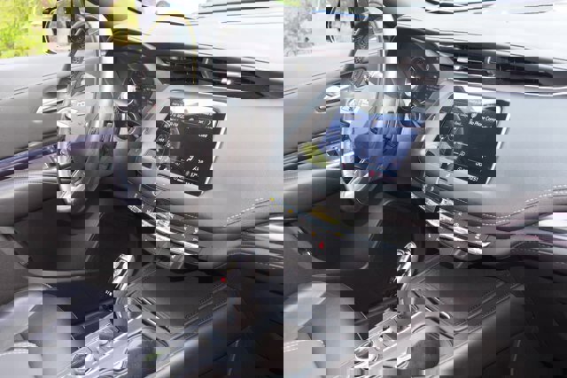 Used 2023 Cadillac XT4 Luxury w/ Cold Weather Package image 10