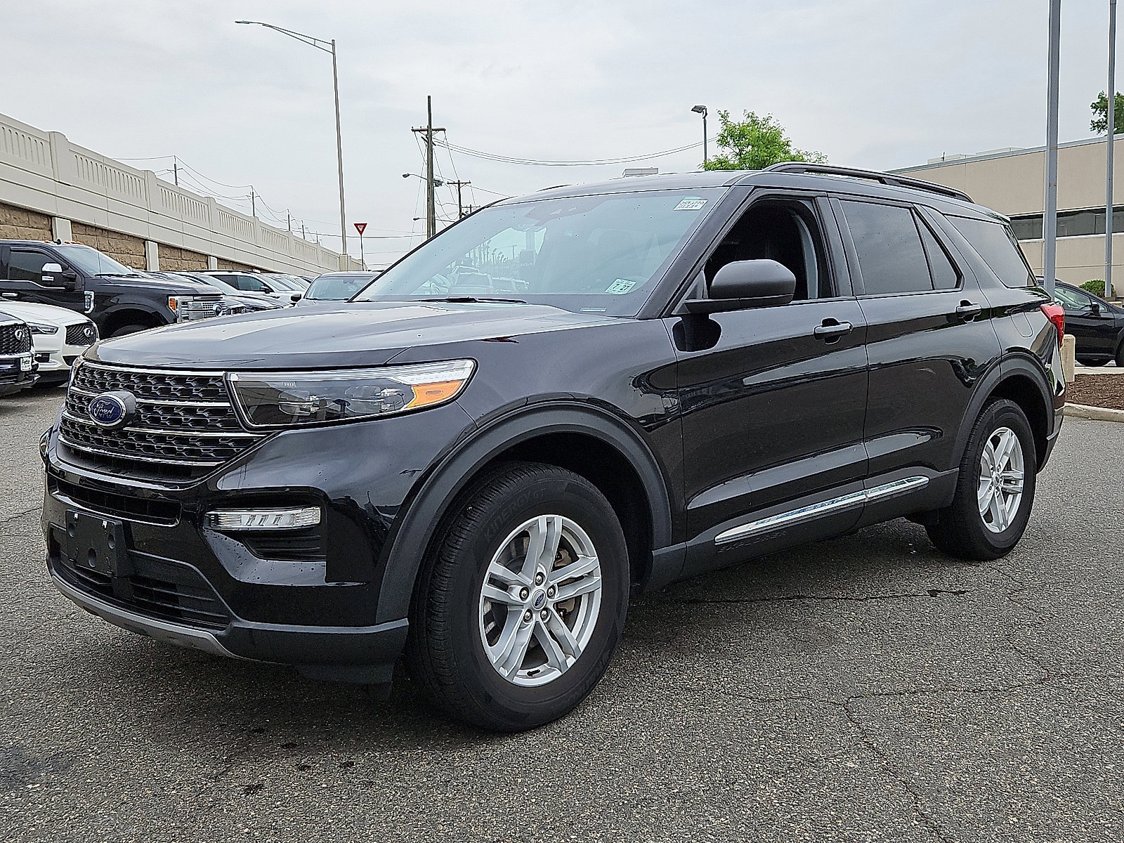 Certified 2022 Ford Explorer XLT w/ Equipment Group 202A image 6