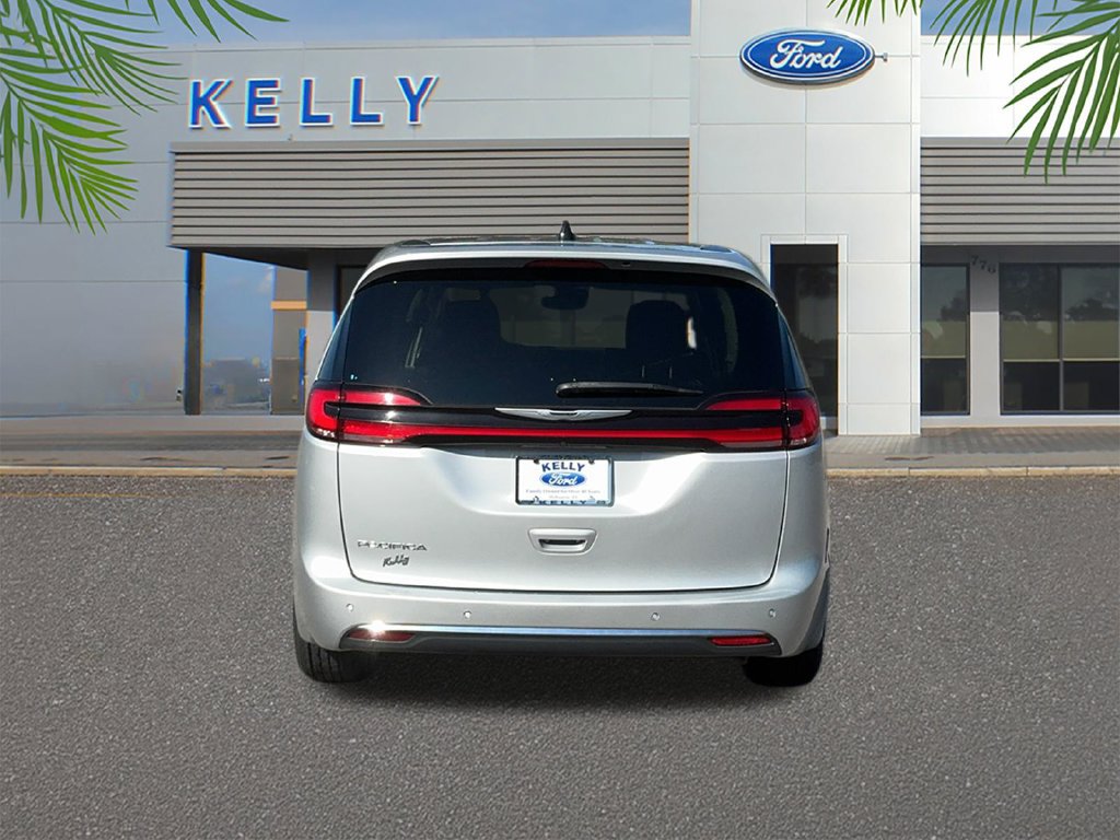 Used 2024 Chrysler Pacifica Touring-L FWD image 4