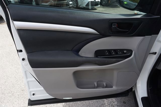 Used 2019 Toyota Highlander LE AWD/4WD image 25